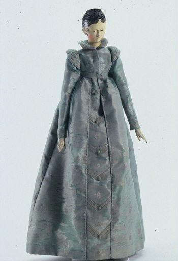 Poupée femme habillée d'une robe en soie