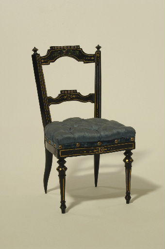 Chaise capitonnée de soie bleue