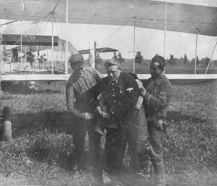 Charles Nungesser se préparant pour un vol [titre factice]