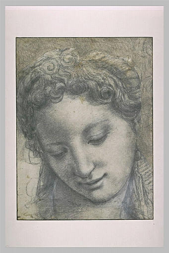 Tête de femme inclinée, souriante, les yeux baissés