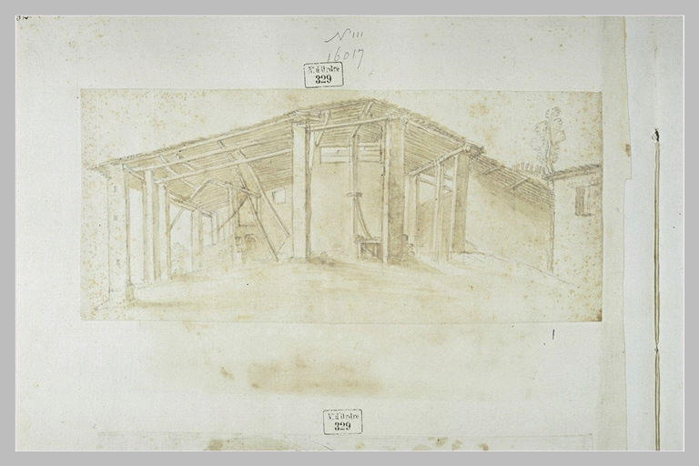 Une grange en bois soutenue par des colonnes