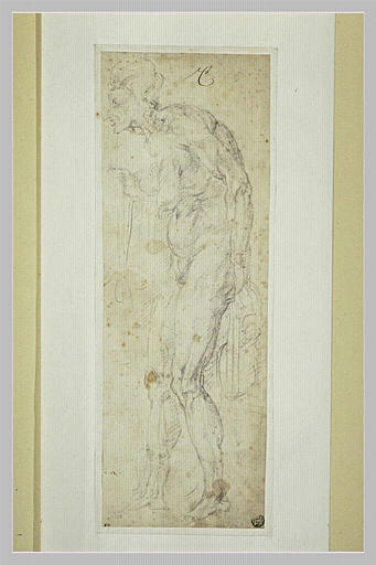 Une vieille femme nue, debout, de profil vers la gauche