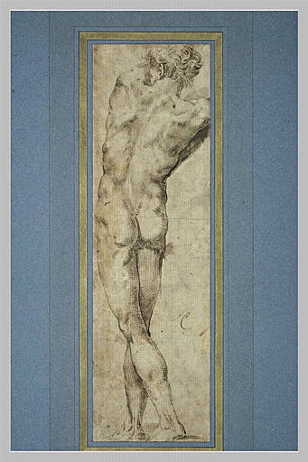 Homme nu, debout, vu de dos, les jambes croisées, les bras levés