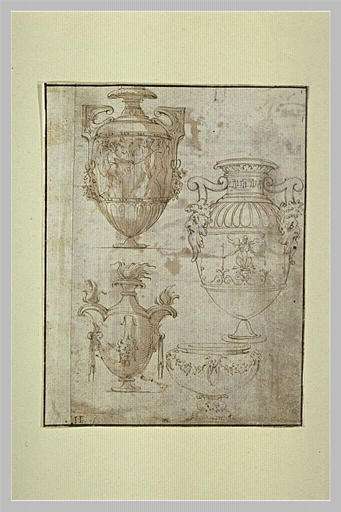 Deux urnes et deux autres vases