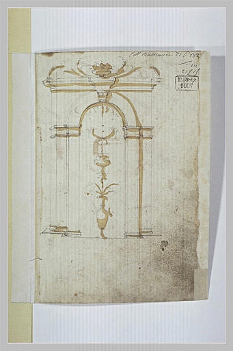 Encadrement d'une niche contrée décorée d'un vase avec un motif d'arabesques