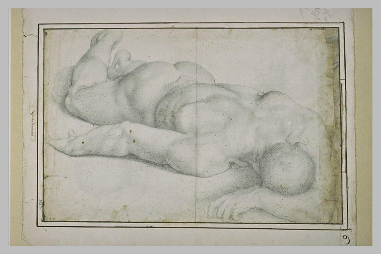 Homme nu couché à plat ventre