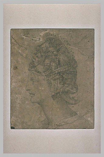 Tête de femme avec coiffure maniérée, vue de profil vers la gauche