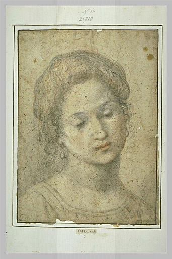Tête de jeune fille, vue de face, regardant vers le bas