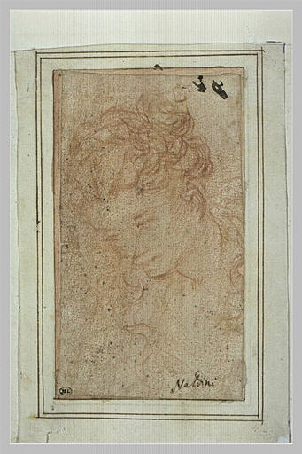 Jeune femme, vue en buste, regardant en bas