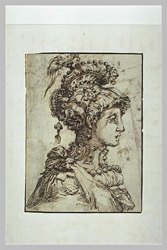 Femme coiffée d'un casque, vue en buste, de profil vers la droite
