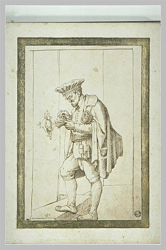 Un huissier feuilletant des papiers de la main gauche