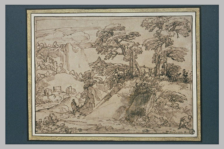 Homme marchant, dans un paysage valloné, avec une ferme au loin