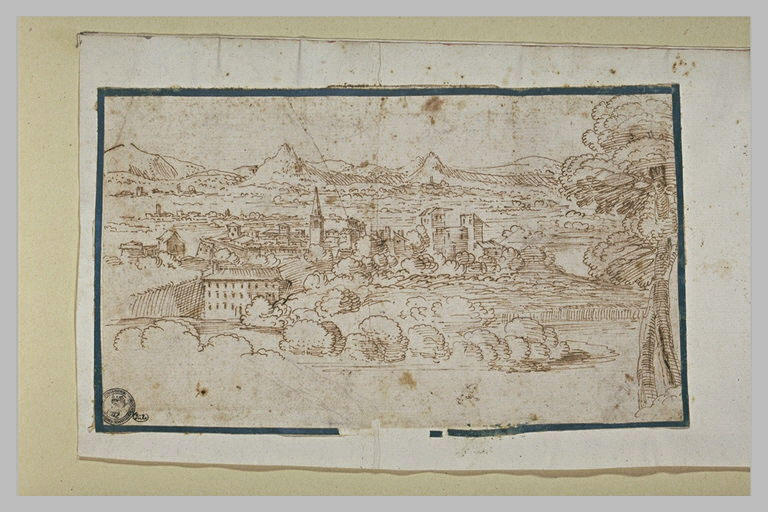 Vue d'une ville dans une plaine bordée de montagnes