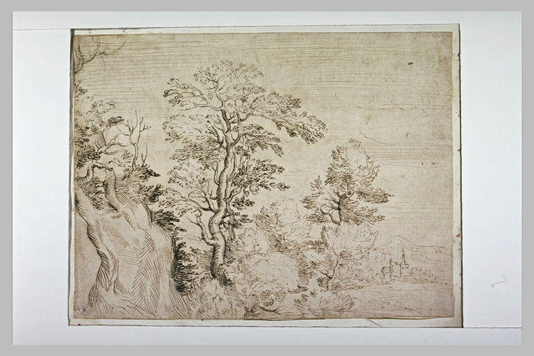 Paysage rocheux et boisé, avec un clocher au loin