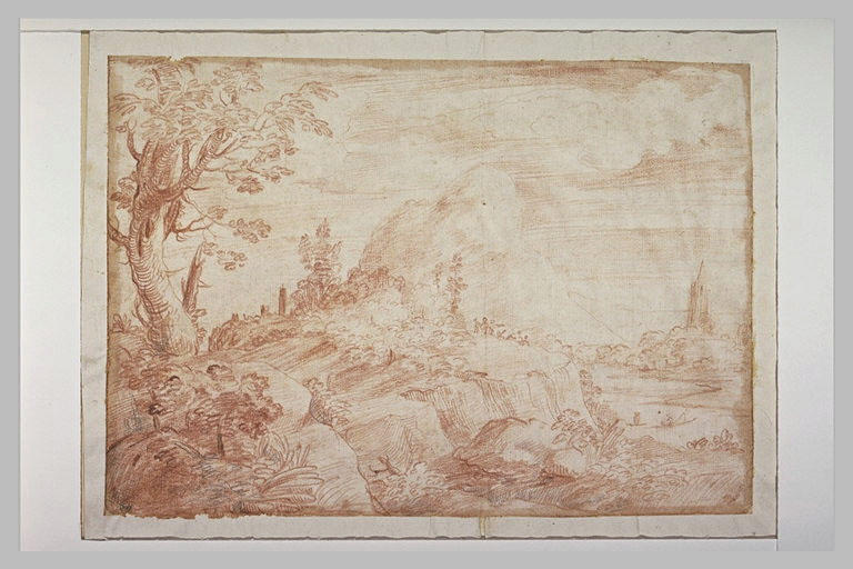 Paysage boisé et rocheux, avec un clocher près d'une montagne