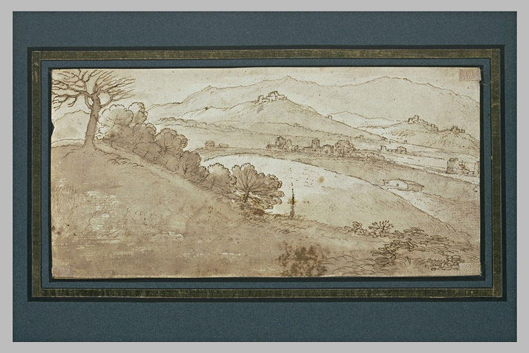 Vaste paysage de collines, avec de nombreuses fortifications