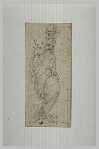 Femme debout, vue de profil, la tête à gauche, soutenant ses vêtements