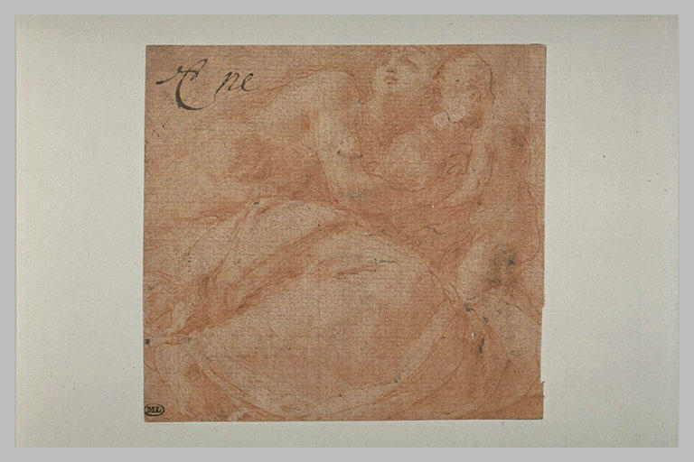 Femme et enfant courbés vers un enfant qu'elle tient entre ses bras