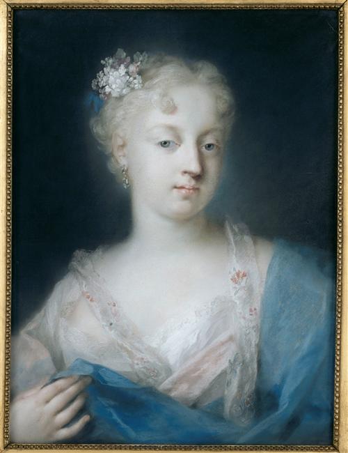 Portrait de jeune femme à la coiffure piquée d'un bouquet blanc