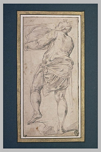 Homme debout, portant un vase, vu de dos
