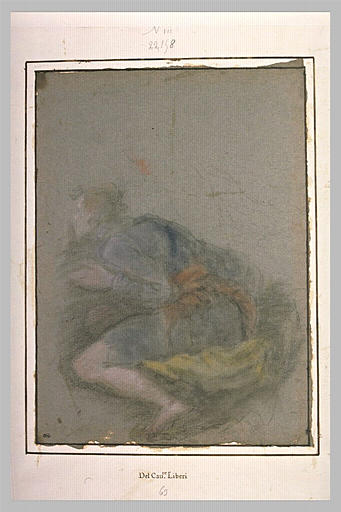 Jeune homme accroupi, tourné vers la gauche, regardant avec attention