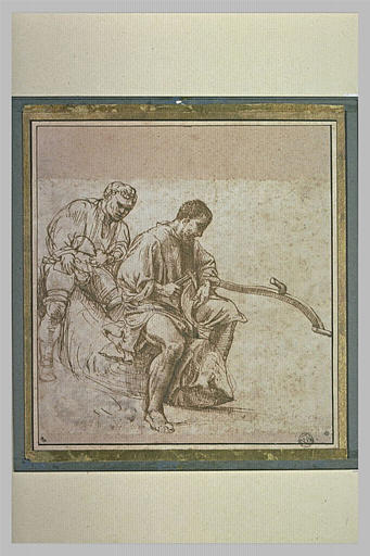 Deux hommes à cheval sur une souche, l'un réparant une faux