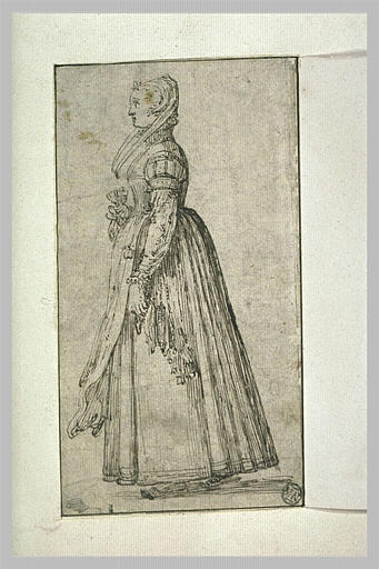 Femme debout, tournée de profil vers la gauche