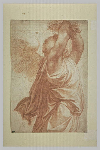 Un ange debout, tourné vers la droite tenant des fleurs au-dessus de la tête