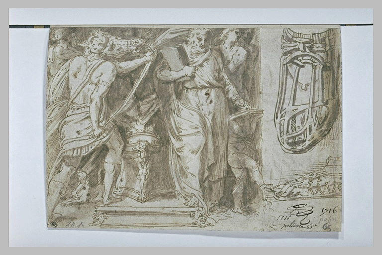 Cheval tenu par deux soldats, homme tenant des Tables, trophées