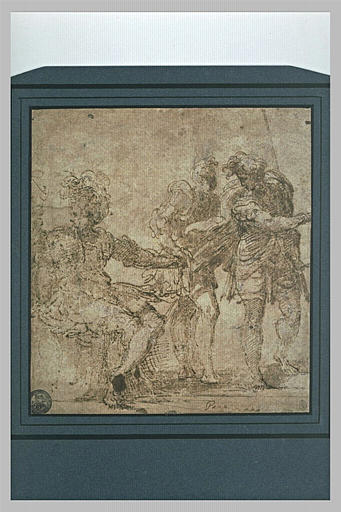 Homme assis vers la droite, tournant la tête ; deux hommes debout conversant