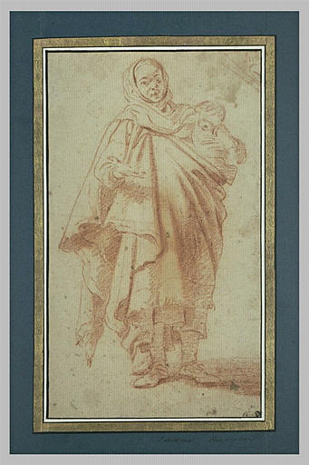 Une bohémienne debout avec un enfant sur le bras gauche