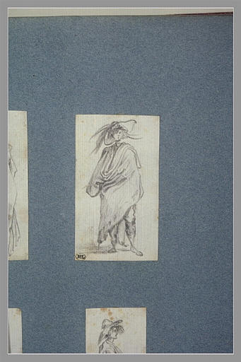 Un bohémien, coiffé d'un chapeau, vu de face