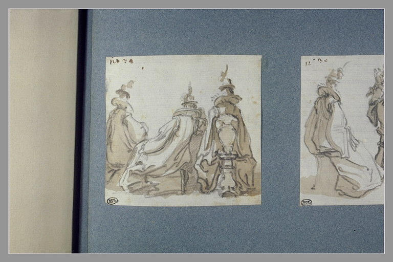 Trois personnages de théâtres assis
