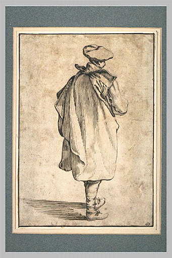Un jeune homme debout, vu de dos
