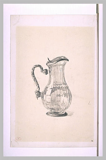 Un broc en cristal taillé