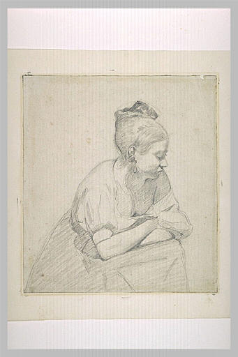 Jeune femme assise, les bras croisés