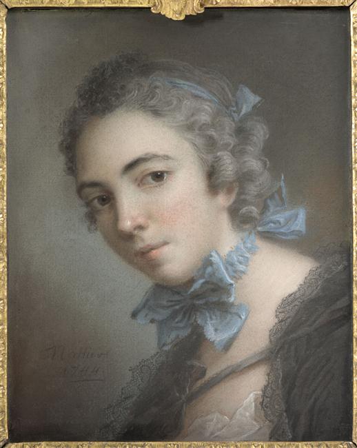 Buste de jeune femme, vue de trois quarts