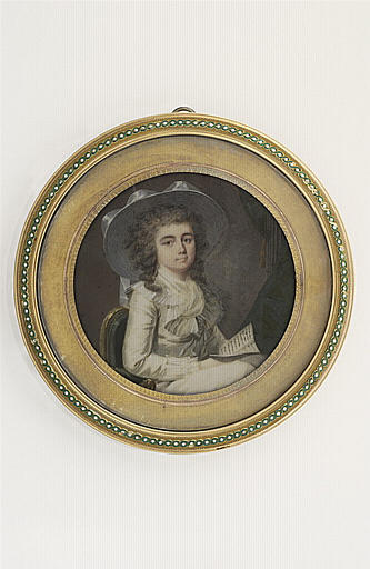 Portrait d'une jeune femme tenant une lettre