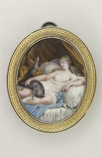 Jeune femme jouant avec un chat noir