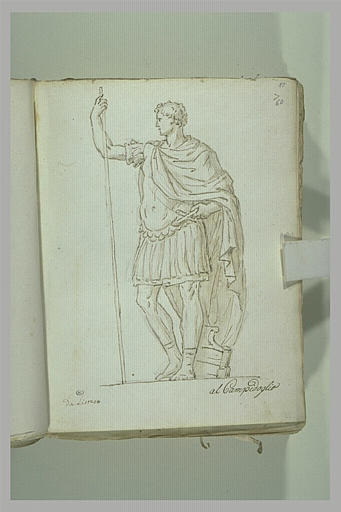 Homme en armure, debout, drapé, le bras droit levé tenant une lance...