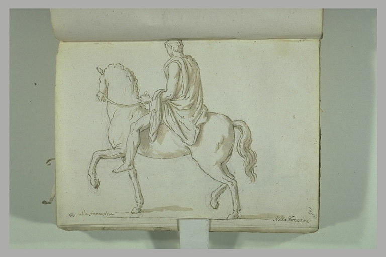 Cavalier drapé, vu un quart de dos, marchant vers la gauche