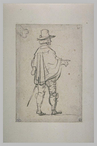 Seigneur debout, portant un court mantelet, de dos, pointant le bras droit