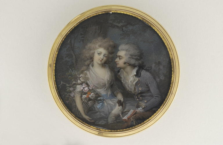 Jeune homme et jeune femme dans un parc