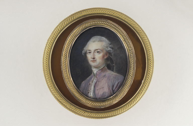 Personnage en habit de soie lilas