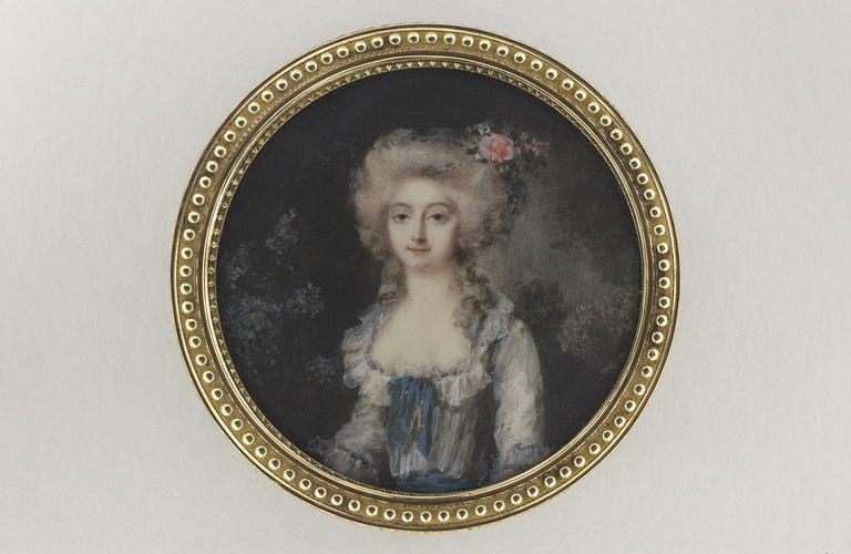 Jeune femme avec une rose dans les cheveux