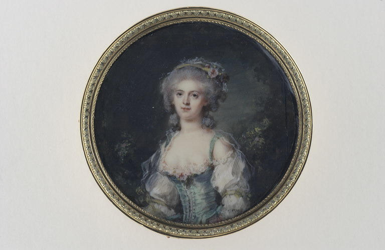 Jeune femme en corsage vert