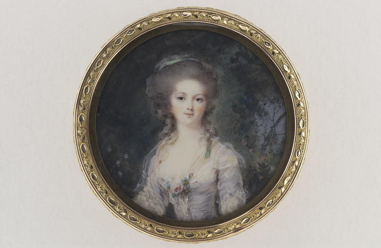 Jeune femme en corsage mauve