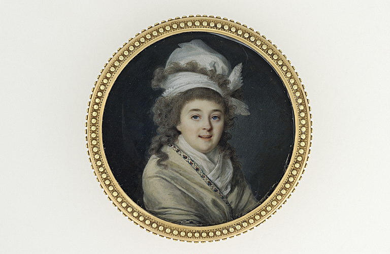 Portrait de femme blonde coiffée d'un bonnet