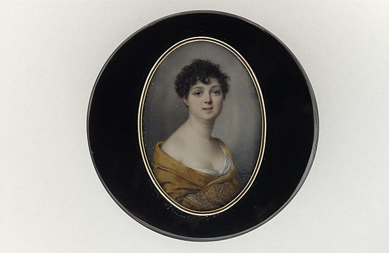 Une jeune femme en matinée et châle jaune