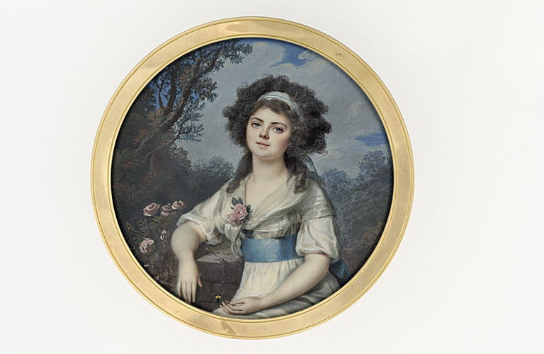 Une jeune fille tenant une pensée à la main